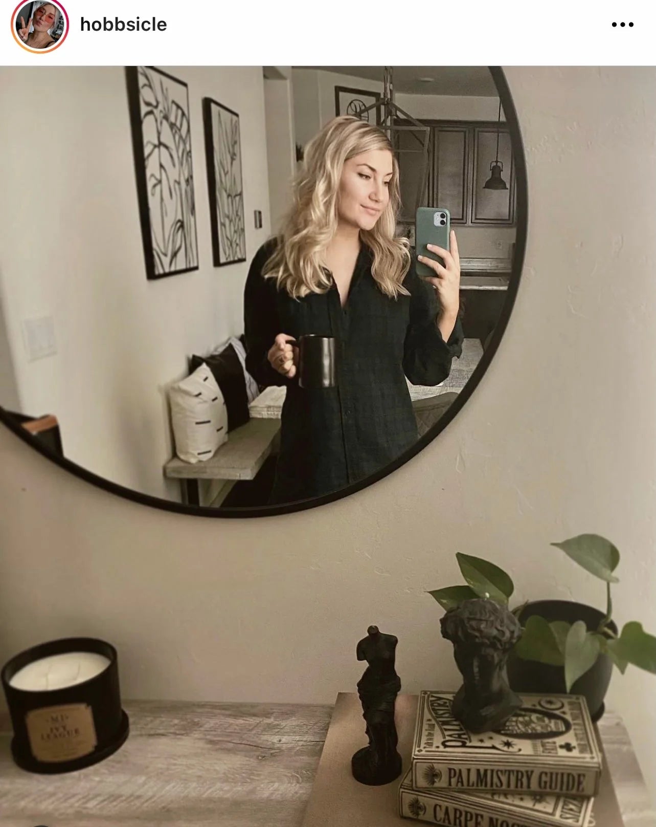 The Venus Candle in Ultra Black